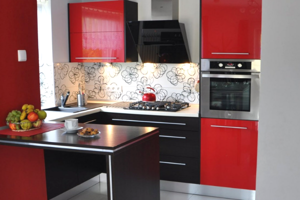 Czerwone meble kuchenne - aranżacje od Kuchnie Pinio - projektowanie kuchni w Katowicach.