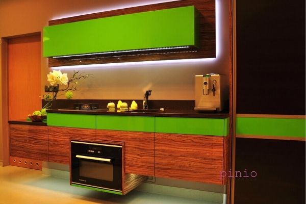 Neonowa zielona kuchnia i brązowe szafki kuchenne